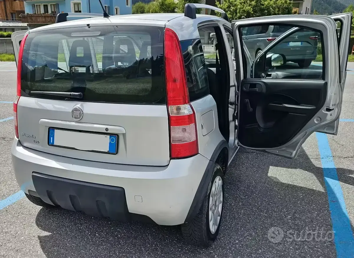 Usata Fiat Panda 4x4 Climbing 69 CV (50 kW) 2011 Grigio Utilitaria