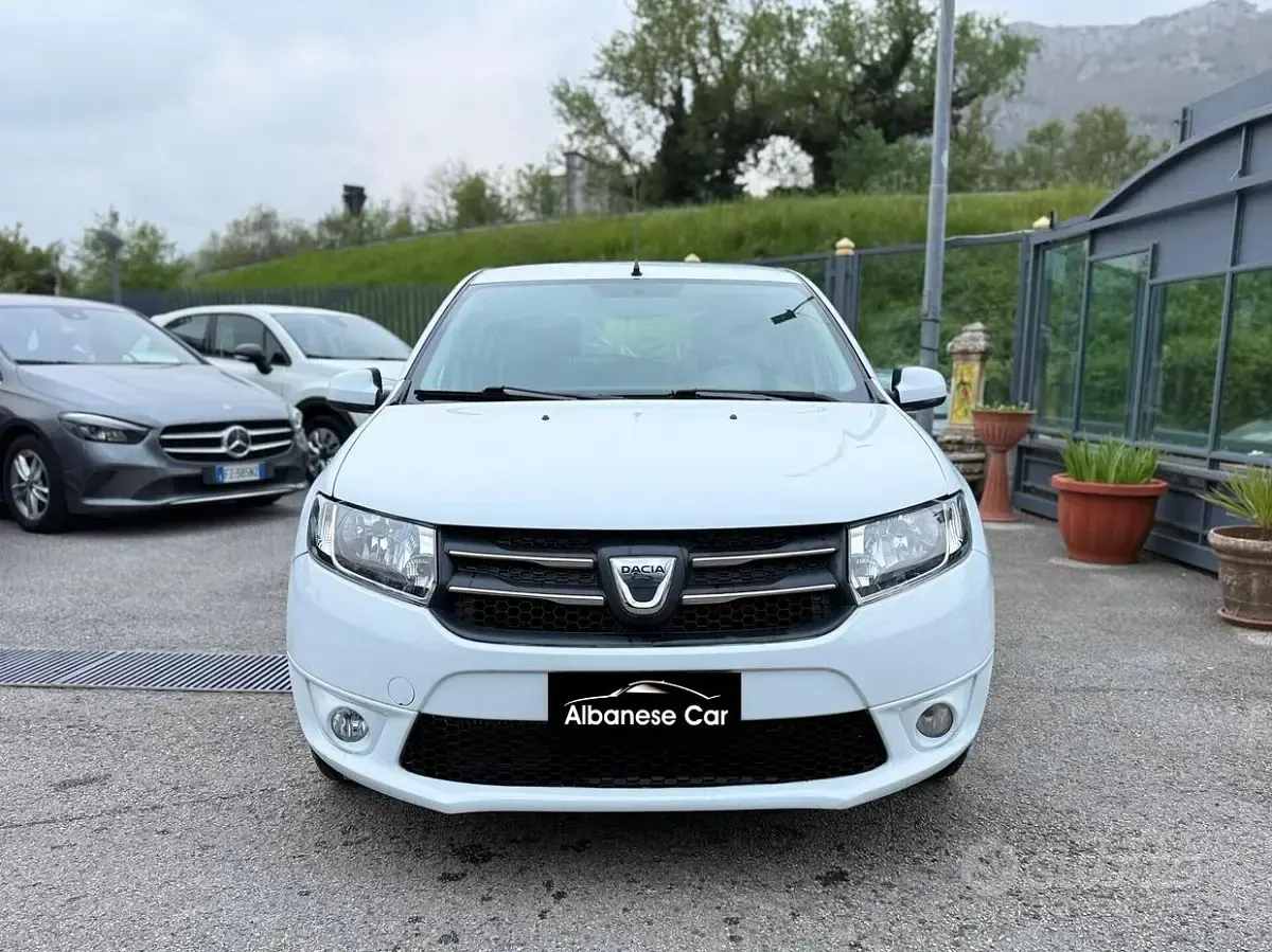 Usata Dacia Sandero Lauréate 75 CV (55 kW) 2013 Bianco Berlina
