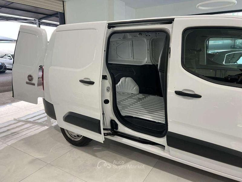 Usata Fiat Doblò 131 CV (96 kW) 2023 Bianco Monovolume