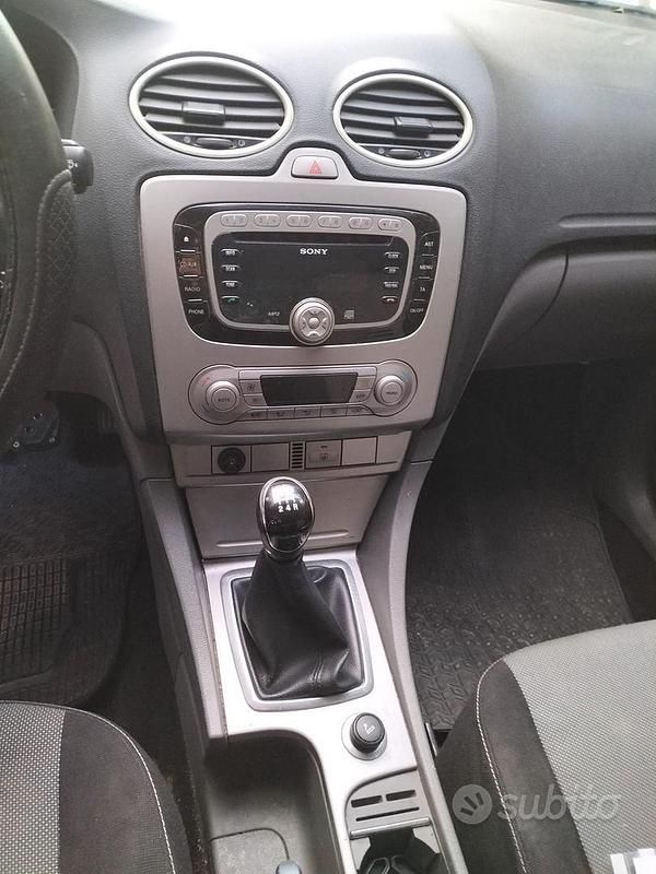 Usata Ford Focus 116 CV (85 kW) 2010 Blu Berlina