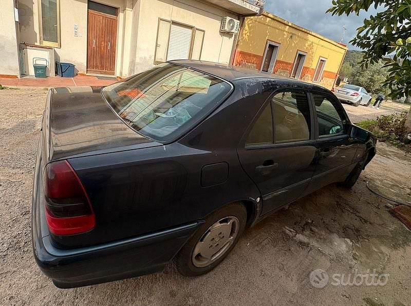 Usata Mercedes C180 122 CV (89 kW) 1997 Nero Berlina