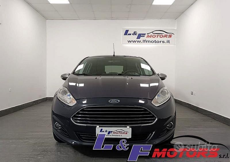 Usata Ford Fiesta Titanium 75 CV (55 kW) 2015 Grigio Berlina