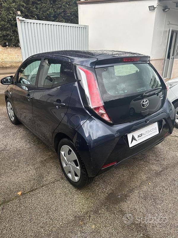 Usata Toyota Aygo X-play 69 CV (50 kW) 2015 Blu Utilitaria