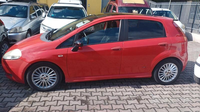 Usata 2007 Fiat Grande Punto Due volumi | 1950 € (Buon prezzo) - Immagine 1/4