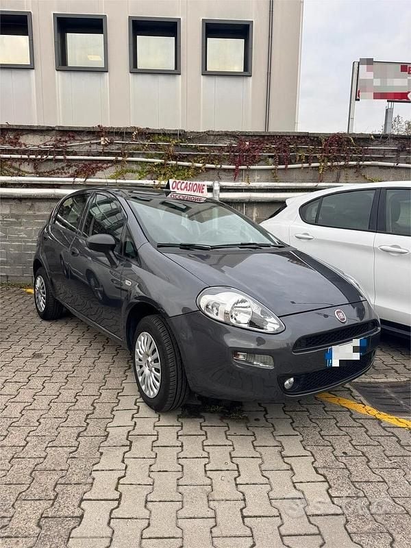 Grigio Usata 2018 Fiat Punto Street Tre volumi | 7990 € (Buon prezzo) - Immagine 1/4