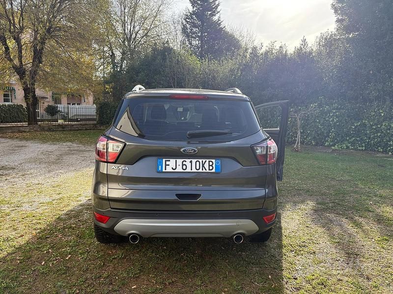 Usata Ford Kuga Business Edition 120 CV (88 kW) 2017 Grigio SUV