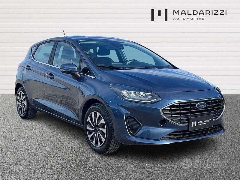 Blu Usata 2023 Ford Fiesta Titanium Tre volumi | 13.400 € (Buon prezzo) - Immagine 1/4