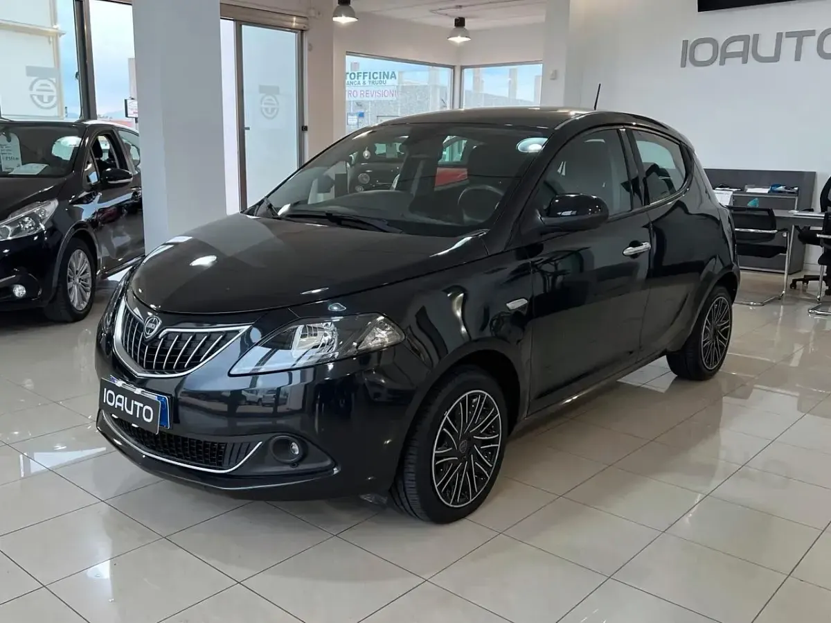 Usata Lancia Ypsilon Gold 69 CV (50 kW) 2023 Nero Utilitaria