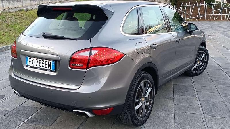 Usata Porsche Cayenne 245 CV (180 kW) 2012 Grigio SUV
