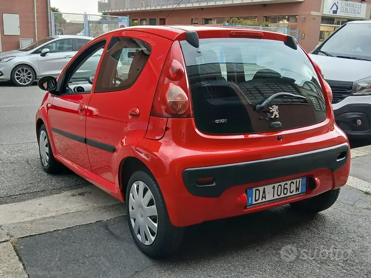 Usata Peugeot 107 68 CV (50 kW) 2006 Rosso Utilitaria