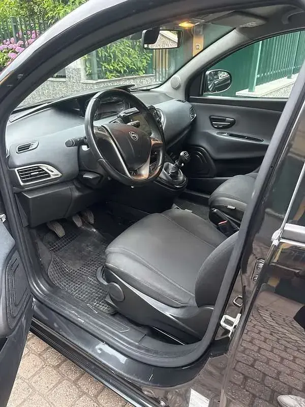 Usata Lancia Ypsilon Gold 69 CV (50 kW) 2021 Utilitaria