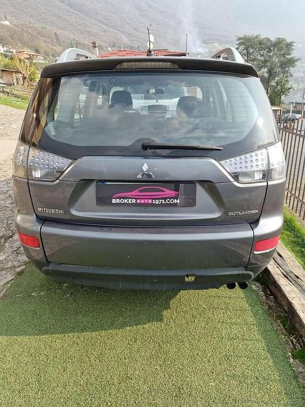 Usata Mitsubishi Outlander Invite 140 CV (102 kW) 2007 Fumo di londra SUV