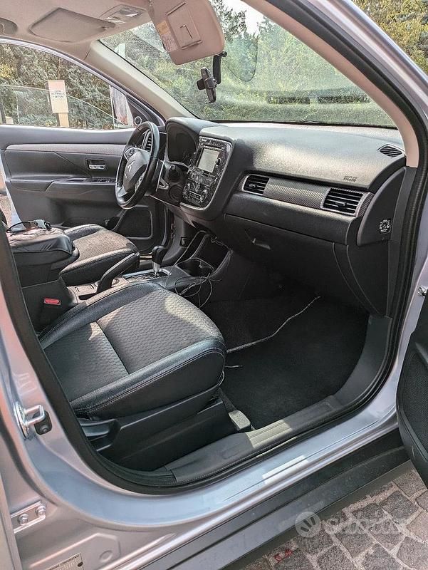 Usata Mitsubishi Outlander 150 CV (110 kW) 2015 Grigio SUV