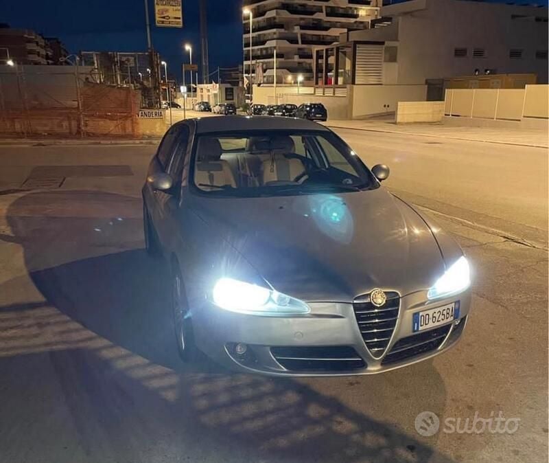 Usata Alfa Romeo 147 150 CV (110 kW) 2006 Grigio Utilitaria