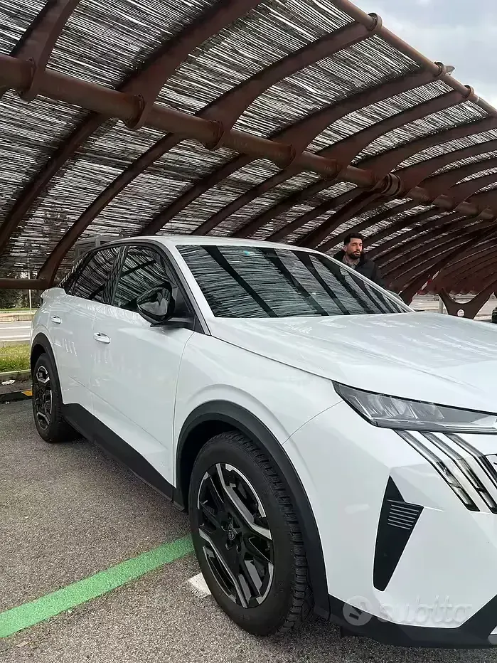 Usata Peugeot e-3008 103 kW (141 CV) 2024 Bianco SUV