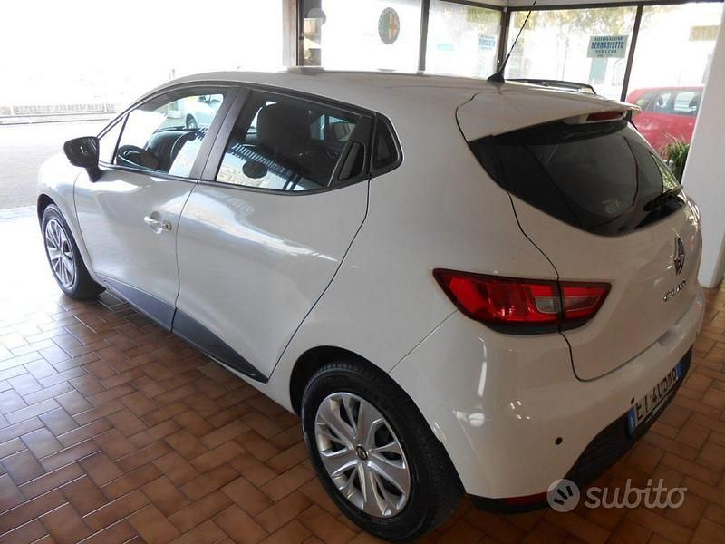 Usado Renault Clio IV 75 CV (55 kW) 2013 Blanco Berlina