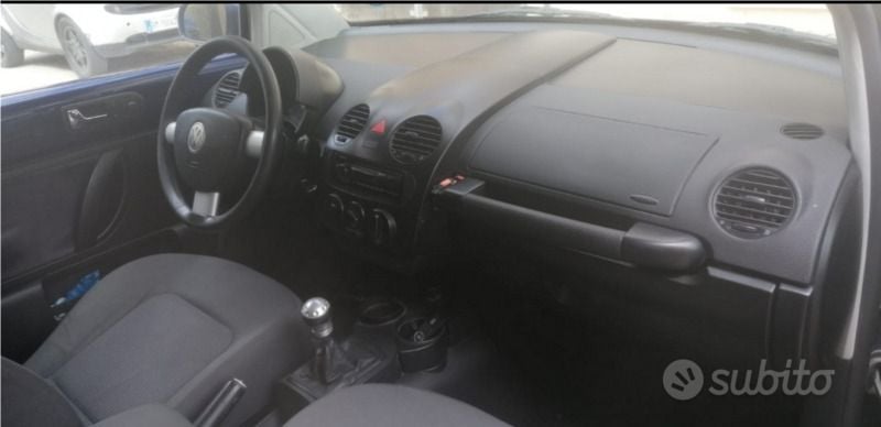 Usata VW New Beetle 101 CV (74 kW) 2005 Blu Utilitaria