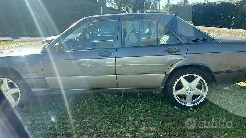 Usata Mercedes 190 122 CV (89 kW) 1984 Grigio Berlina