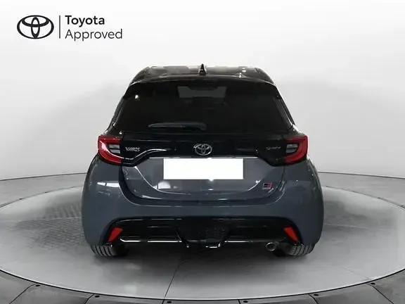 Nuova Toyota Yaris Hybrid 130 CV (95 kW) 2025 Grigio Berlina