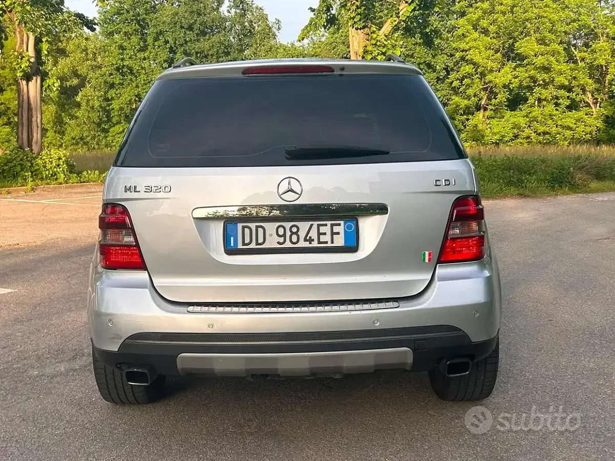 Usata Mercedes ML320 224 CV (164 kW) 2006 Grigio SUV