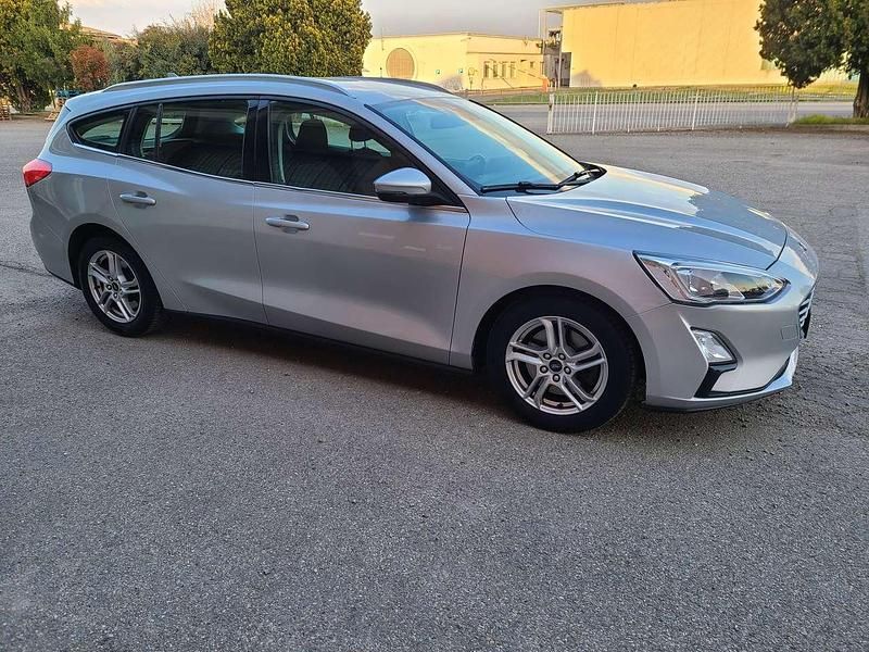 Usado Ford Focus 120 HP (88 kW) 2019 Prateado Carrinha