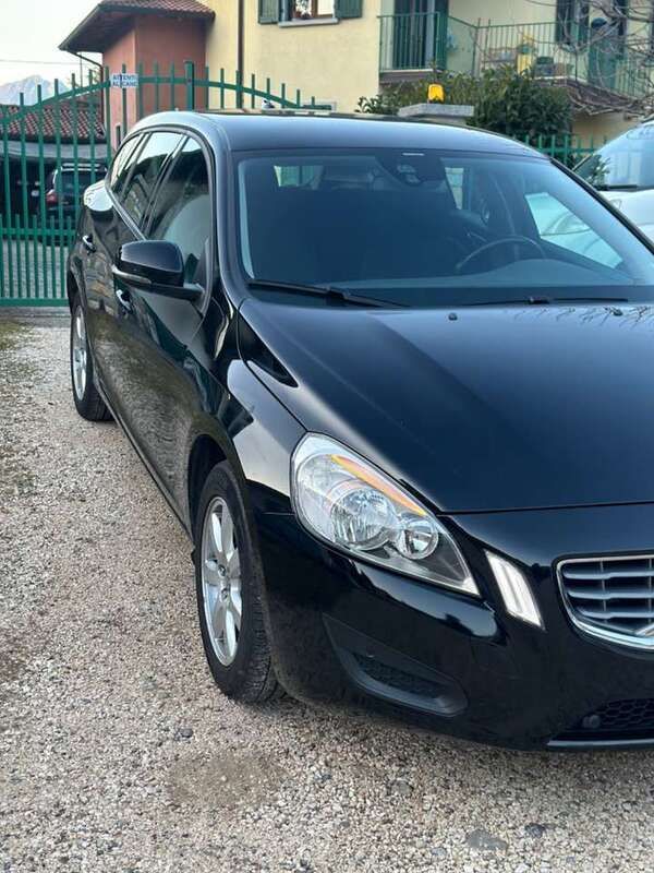 Usata Volvo V60 Momentum 163 CV (119 kW) 2012 Nero Station wagon