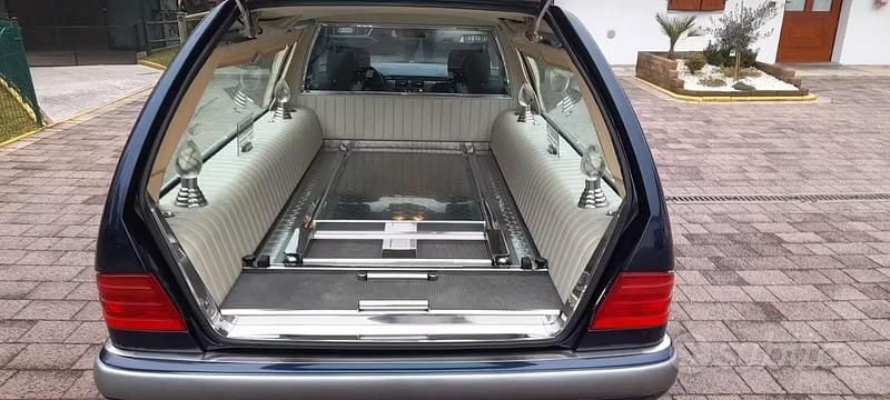 Usata Mercedes E300 177 CV (130 kW) 2000 Blu Station wagon