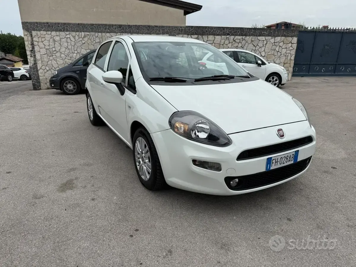Usado Fiat Punto Lounge 95 CV (69 kW) 2016 Blanco Utilitario