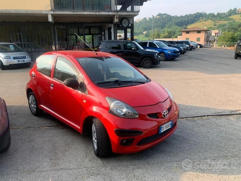 Rosso Usata 2008 Toyota Aygo Due volumi | 3050 € (Ottimo prezzo) - Immagine 1/4