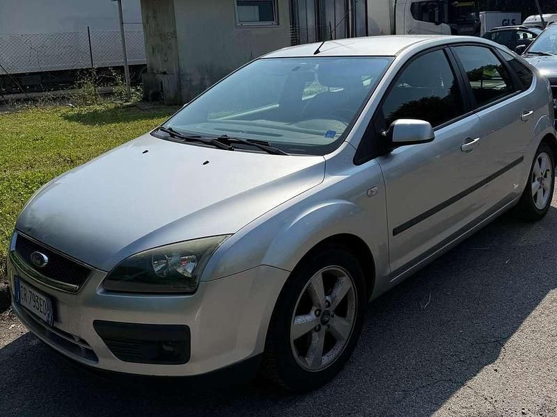 Begagnad Ford Focus 110 HK (80 kW) 2005 Grå Sedan