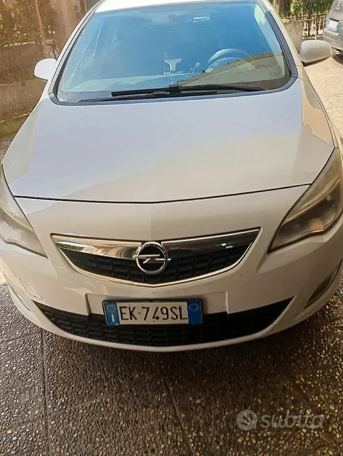Usata Opel Astra 100 CV (73 kW) 2012 Bianco Berlina