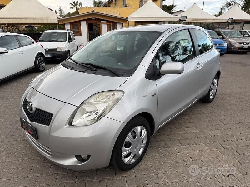 Usata Toyota Yaris Sol 90 CV (66 kW) 2009 Grigio Utilitaria