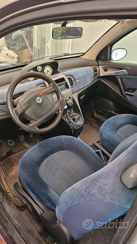 Usata Lancia Ypsilon 80 CV (58 kW) 2003 Grigio Utilitaria