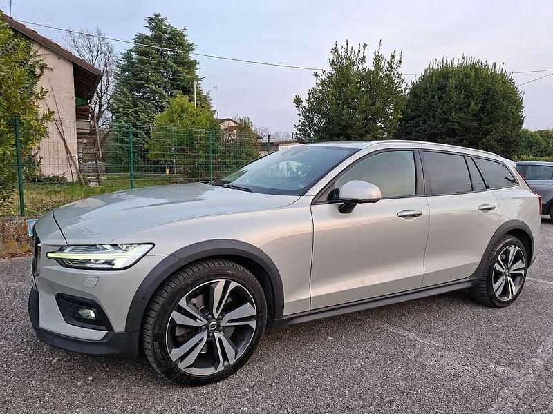 Usata Volvo V60 CC 190 CV (139 kW) 2019 Grigio Station wagon