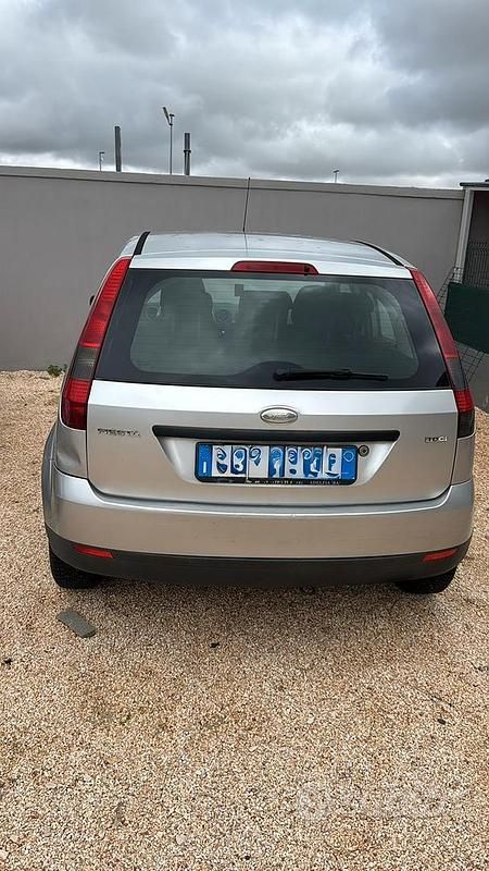 Usata Ford Fiesta 68 CV (50 kW) 2004 Grigio Utilitaria