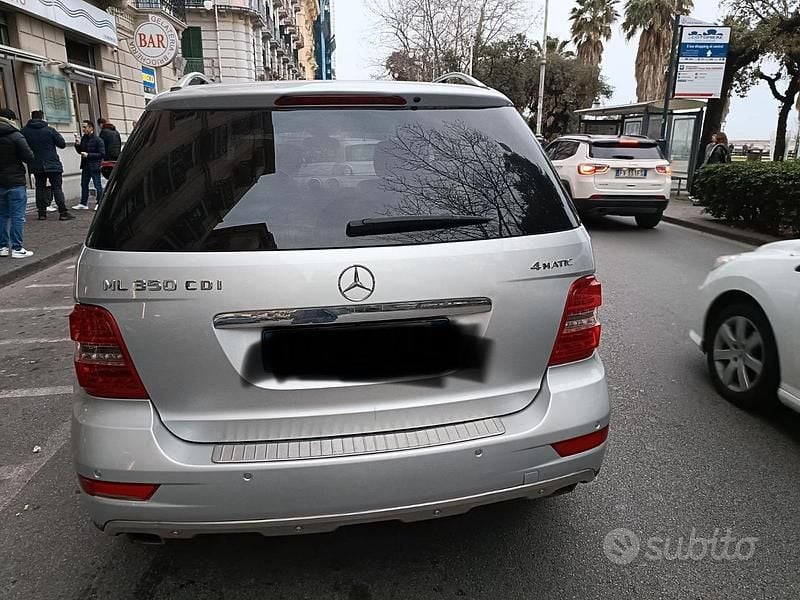 Usata Mercedes ML350 224 CV (164 kW) 2011 Grigio SUV