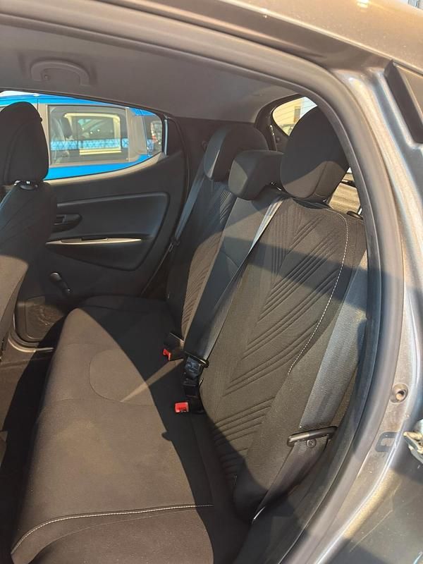 Usado Lancia Ypsilon Gold 69 HP (50 kW) 2023 Cinzento Citadino