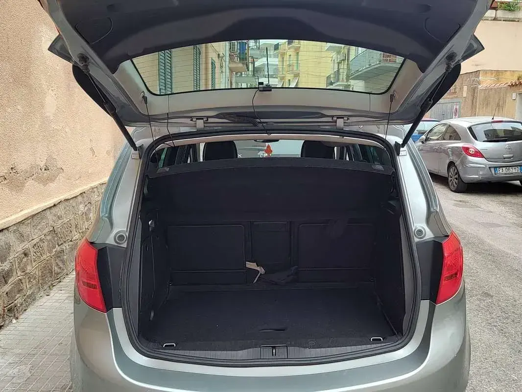 Usata Opel Meriva 95 CV (69 kW) 2011 Argento Monovolume
