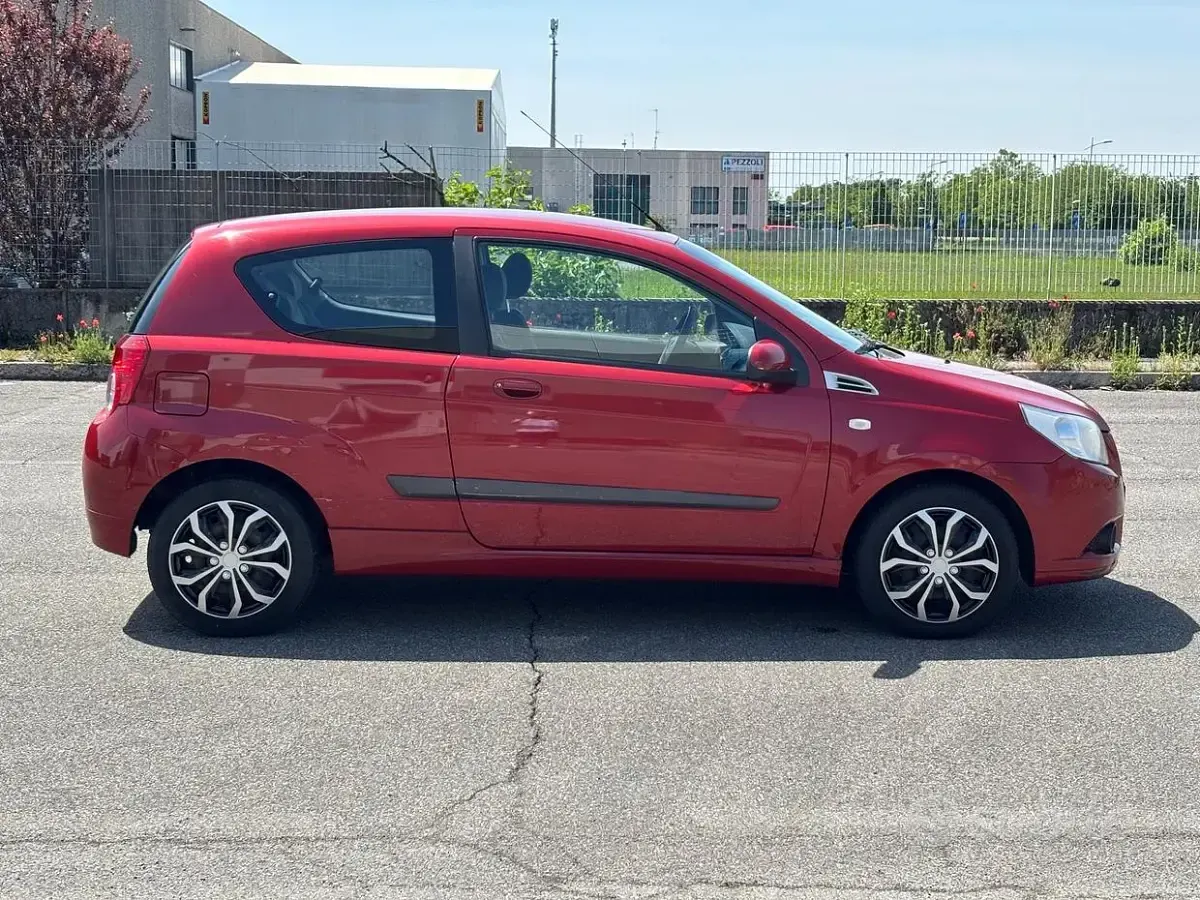 Usata Chevrolet Aveo 82 CV (60 kW) 2010 Marrone Berlina