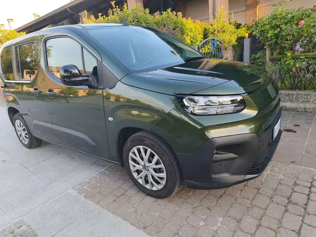 Usata Fiat Doblò 131 CV (96 kW) 2025 Verde Monovolume