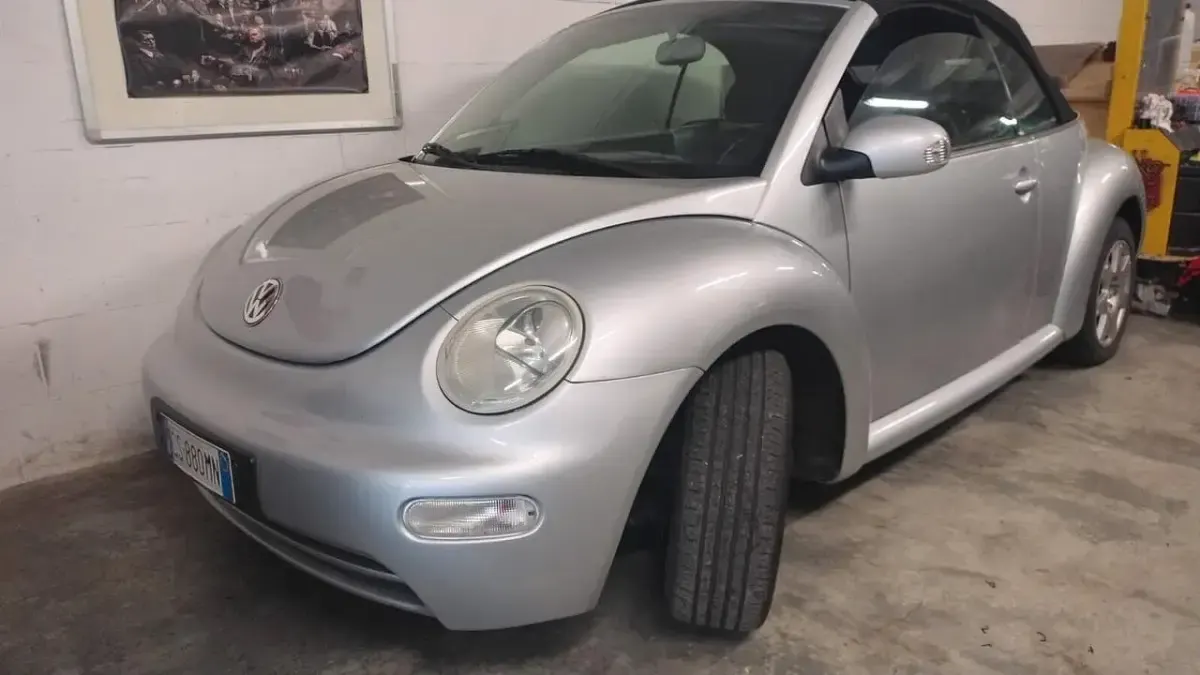 Usata VW New Beetle 101 CV (74 kW) 2004 Argento Utilitaria
