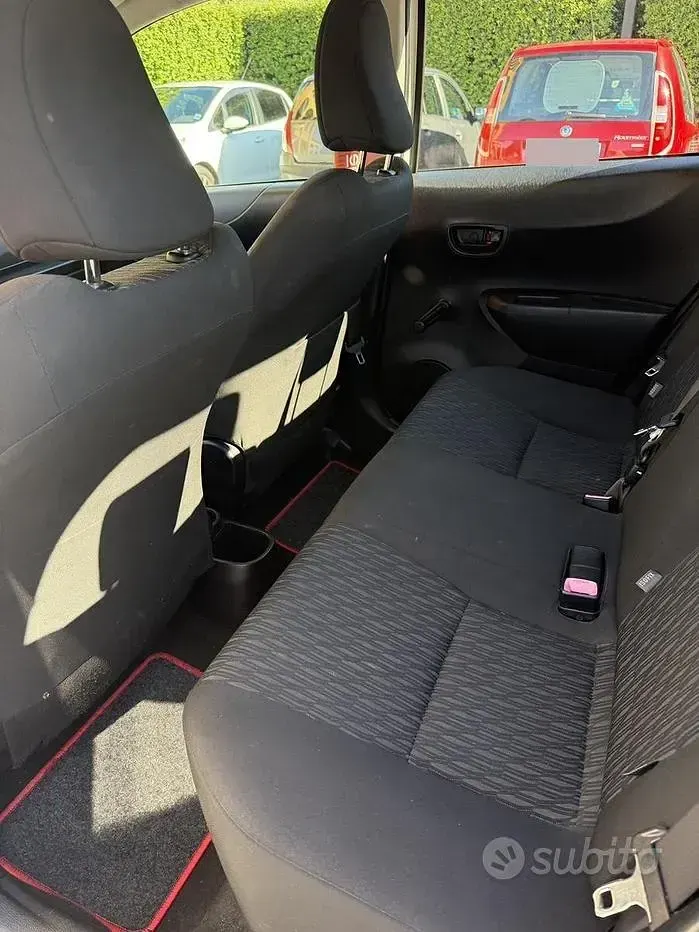 Usata Toyota Yaris Sol 69 CV (50 kW) 2012 Bianco Utilitaria