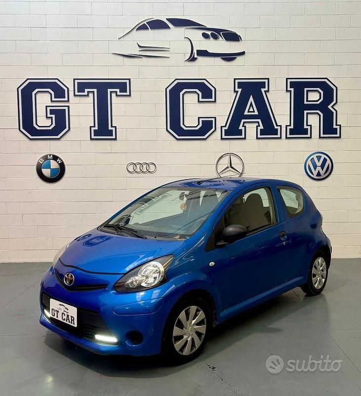 Blu Usata 2013 Toyota Aygo Connect Style Due volumi | 4900 € (Buon prezzo) - Immagine 1/4