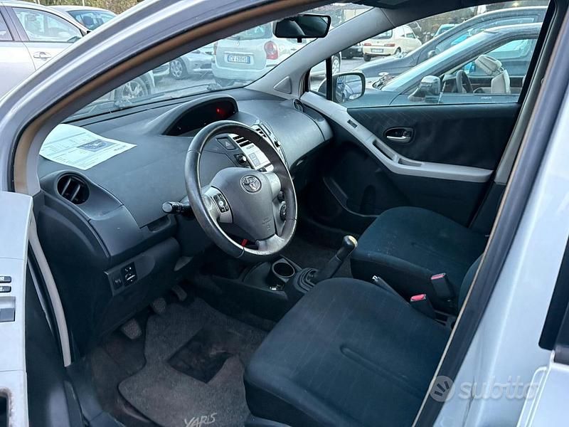 Usata Toyota Yaris Sol 87 CV (63 kW) 2008 Grigio Utilitaria