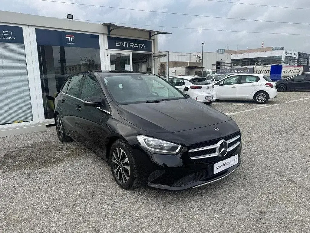 Usata Mercedes B180 Premium 116 CV (85 kW) 2022 Nero Utilitaria