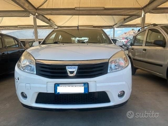Bianco Usata 2010 Dacia Sandero Tre volumi | 1800 € (Buon prezzo) - Immagine 1/4