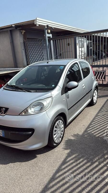 Usata Peugeot 107 68 CV (50 kW) 2006 Grigio Utilitaria