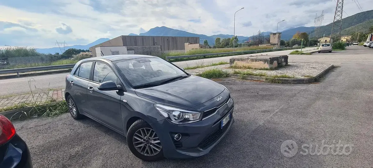 Usata Kia Rio 100 CV (73 kW) 2022 Grigio Berlina
