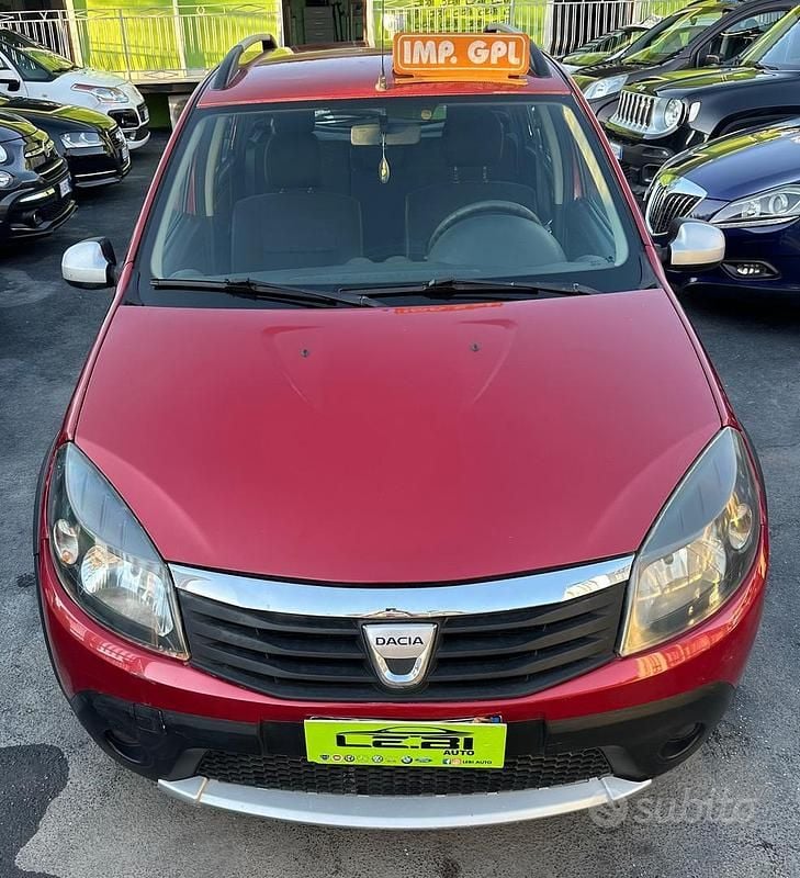 Rosso Usata 2011 Dacia Sandero Stepway Due volumi | 3999 € (Ottimo prezzo) - Immagine 1/4
