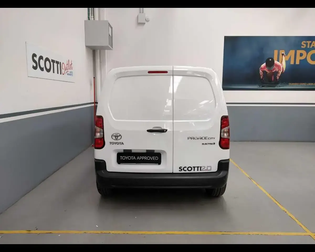 Usata Toyota Proace City City 135 CV (99 kW) 2022 Bianco Monovolume